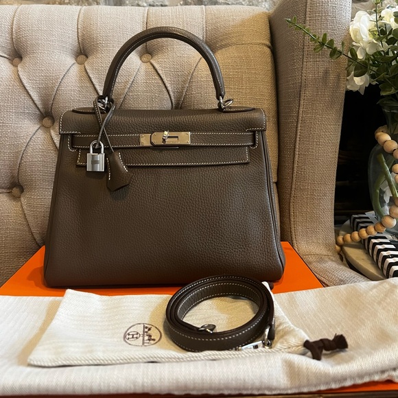 ❌SOLD❌Kelly 28 Etoupe with PHW 
Togo leather Stamp R Square 2014 - Picture 3 of 16